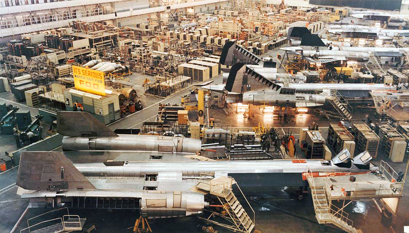 Illustration for article titled Fascinating photos reveal how they built the SR-71 Blackbird